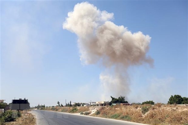 Khói bốc lên sau một cuộc không kích ở tỉnh Idlib, Syria ngày 24/8/2019. (Ảnh: AFP/TTXVN)
