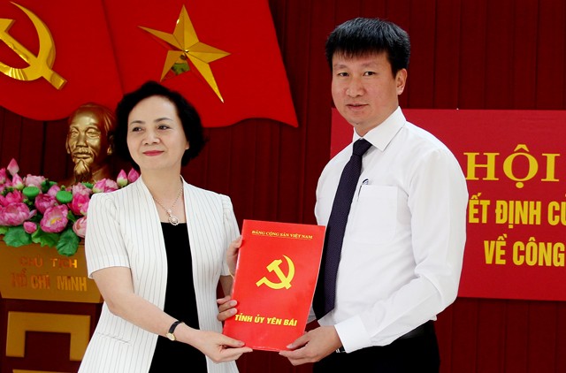 Bí thư Tỉnh ủy Yên Bái Phạm Thị Thanh Trà trao quyết định cho đồng chí Trần Huy Tuấn