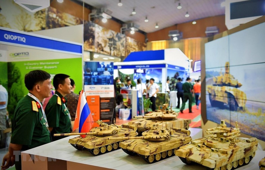 Mô hình thiết bị, vũ khí, khí tài trưng bày tại triển lãm. (Ảnh: Dương Giang/TTXVN)
