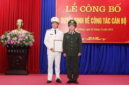 Thượng tướng Bùi Văn Nam trao quyết định cho Thượng tá Nguyễn Quốc Toản