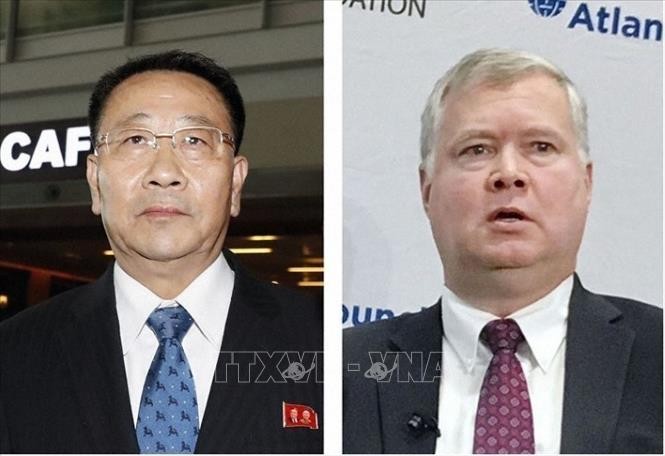 Đại diện đặc biệt của Mỹ về Triều Tiên Stephen Biegun (phải) và Trưởng đoàn đàm phán Triều Tiên Kim Myong-gil (trái). Ảnh: Kyodo/TTXVN