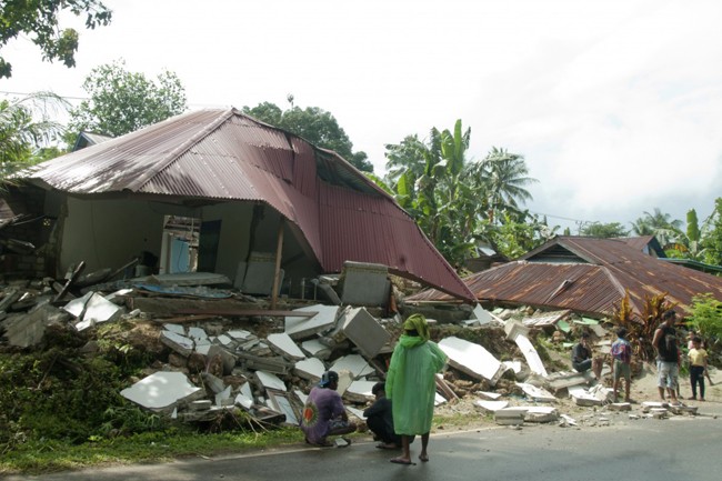Cảnh đổ nát sau động đất tại Ambon, tỉnh Maluku (Indonesia). Ảnh: AP