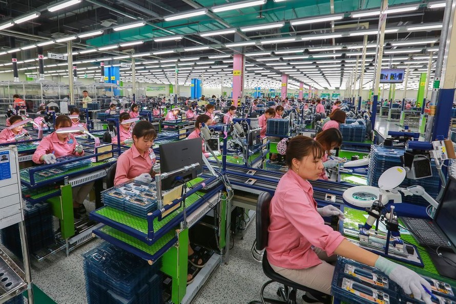 Nữ nhân viên sản xuất trong nhà máy Samsung.