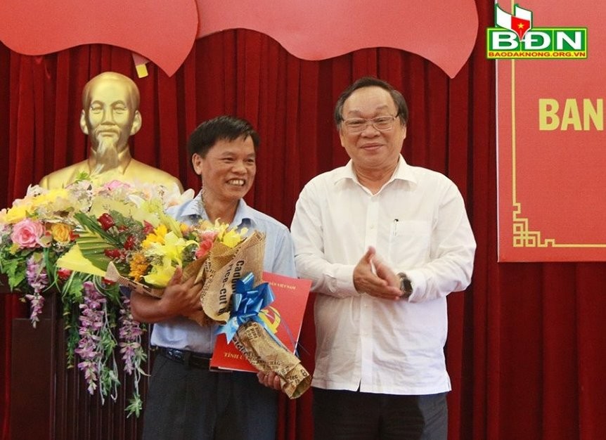 Đồng chí Lê Diễn trao quyết định và chúc mừng đồng chí Nguyễn Bá Ba.