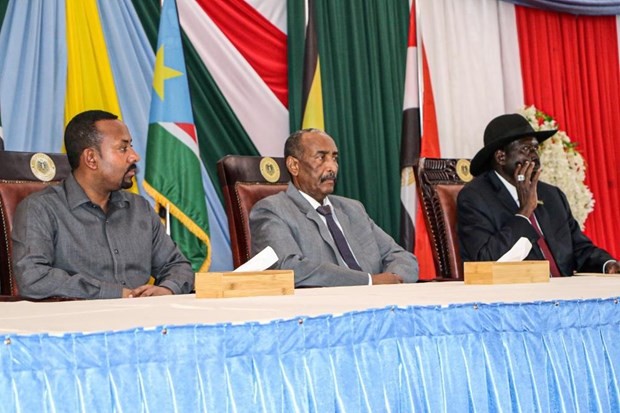 Thủ tướng Ethiopia Abiy Ahmed (trái), Chủ tịch Hội đồng chủ quyền Sudan Abdel Fattah al-Burhan (giữa) và Tổng thống Nam Sudan Salva Kiir tại vòng đàm phán hòa bình giữa Chính phủ của Thủ tướng Sudan Abdalla Hamdok và đại diện của các nhóm vũ trang ở Juba 