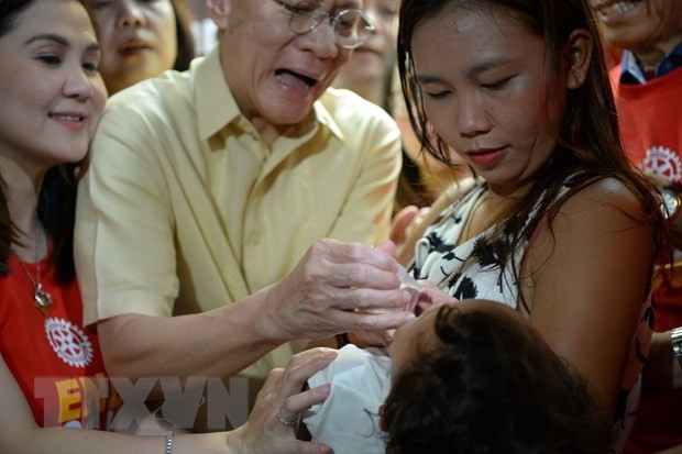 Tiêm phòng bệnh bại liệt cho trẻ em tại Philippines. (Nguồn: AFP/TTXVN)