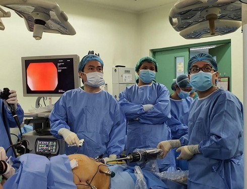 Bác sĩ Hữu đang phẫu thuật cắt dạ dày bằng robot