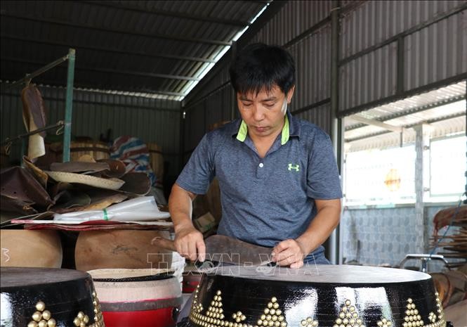  Anh Nguyễn Văn An (Tư An), thuộc thế hệ thứ 5 ở làng nghề truyền thống Bình An vẫn đang miệt mài giữ gìn và phát huy nghề truyền thống mà cha ông để lại.