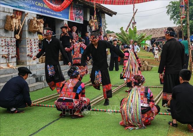 Các trò chơi truyền thống được đồng bào người Mông tái hiện tại khu vực chợ vùng cao. Ảnh: Trọng Đạt/TTXVN