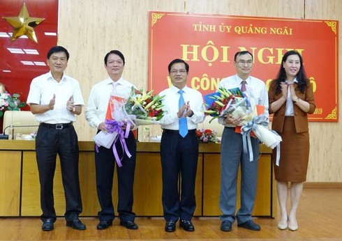 Lãnh đạo Tỉnh ủy Quảng Ngãi tặng hoa chúc mừng các cán bộ được bổ nhiệm