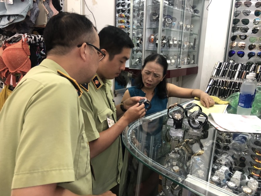 Kiểm tra tại Cửa hàng kinh doanh đồng hồ trong Trung tâm thương mại Sài Gòn Square