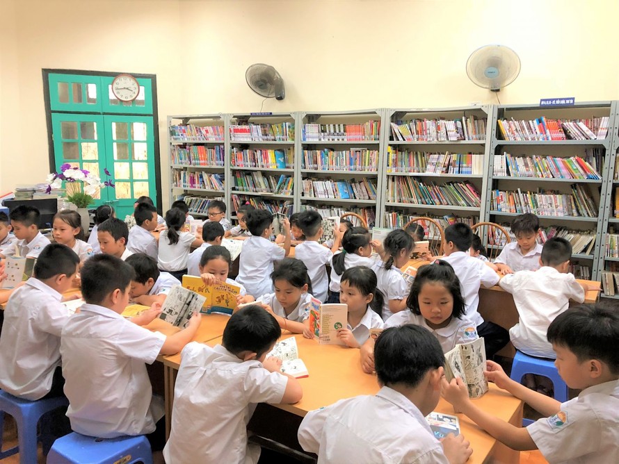 Học sinh tiểu học Hà Nội trong giờ tự học tại thư viện.