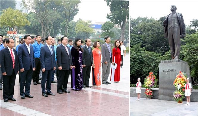 Đoàn đại biểu Thành ủy, HĐND, UBND, Ủy ban MTTQ Việt Nam TP Hà Nội dâng hoa trước tượng đài V.I.Lenin - Ảnh: TTXVN