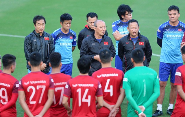 HLV Park Hang Seo và các cầu thủ trong buổi tập của đội tuyển - Ảnh: NAM KHÁNH