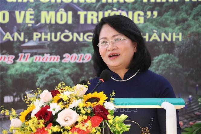 Phó Chủ tịch nước Đặng Thị Ngọc Thịnh phát biểu tại ngày hội đại đoàn kết toàn dân tộc phố Tân An.