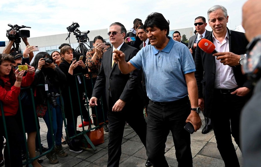 Ông Evo Morales (áo xanh) đã tới Mexico. (Nguồn: Getty Images)