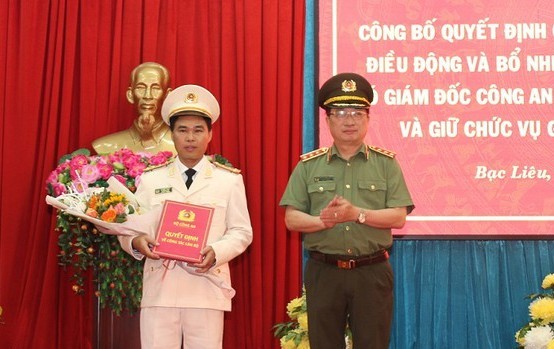 Thượng tướng Nguyễn Văn Thành trao quyết định và chúc mừng Đại tá Lê Việt Thắng.