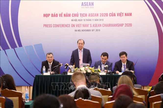 Thứ trưởng Bộ Ngoại giao Nguyễn Quốc Dũng, Tổng thư ký Ủy ban Quốc gia ASEAN 2020 và đại diện các Tiểu ban tham dự họp báo. Ảnh: Lâm Khánh/TTXVN