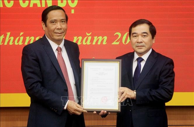 Đồng chí Nguyễn Thanh Bình trao quyết định cho đồng chí Nguyễn Tiến Thành.