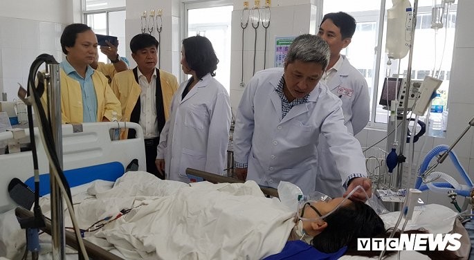Thứ trưởng Bộ Y tế thăm hỏi, động viên sản phụ H. đang điều trị tại Bệnh viện Đà Nẵng.