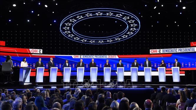 Các ứng cử viên Tổng thống đảng Dân chủ Mỹ trong cuộc tranh luận trực tiếp tại Westerville, Ohio, ngày 15/10/2019. Ảnh: AFP/TTXVN