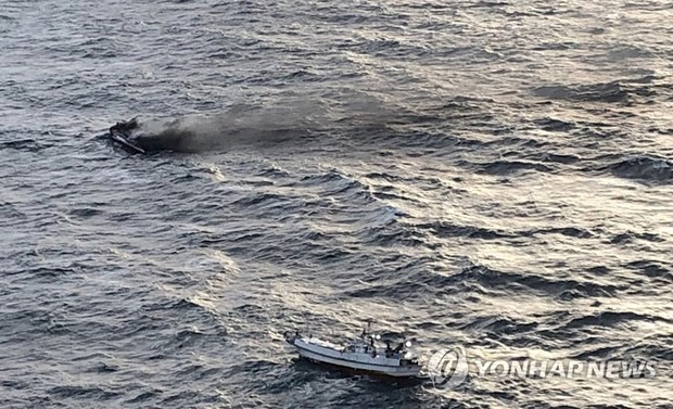 Lực lượng cứu hộ Hàn Quốc tìm kiếm các nạn nhân mất tích trong vụ cháy tàu cá ở ngoài khơi phía đông đảo Jeju, ngày 19/11/2019. (Ảnh: YONHAP/TTXVN)