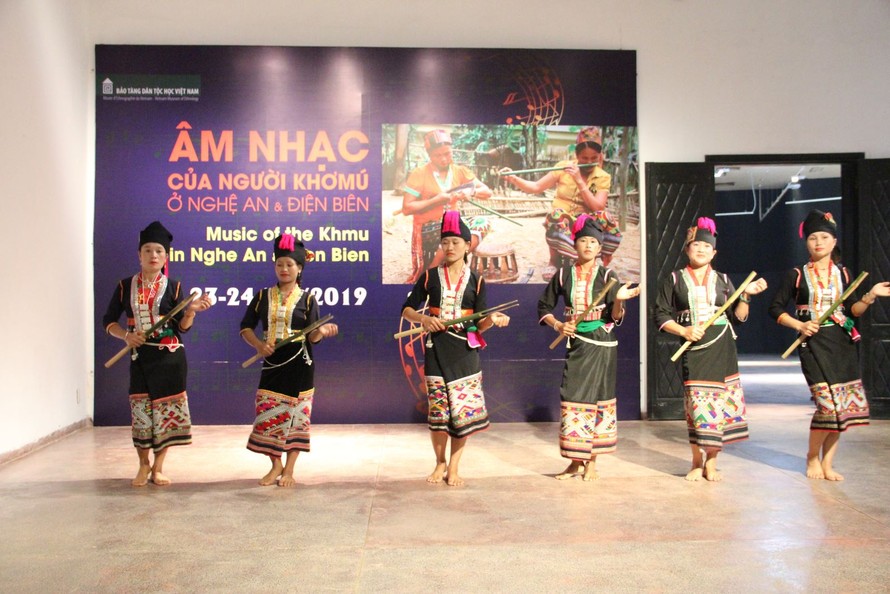 Trình diễn điệu "Múa tra hạt" của người Khơ Mú tại Điện Biên.