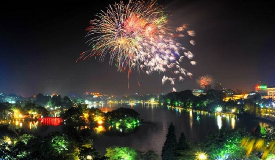 Điểm bắn pháo hoa đón chào năm mới tại điểm Hồ Hoàn Kiếm.