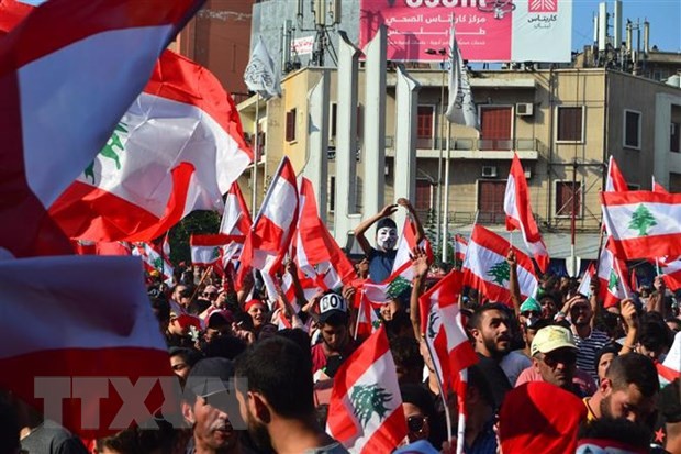 Người biểu tình phản đối Chính phủ tuần hành tại Tripoli, Liban ngày 21/10/2019. (Nguồn: THX/TTXVN)
