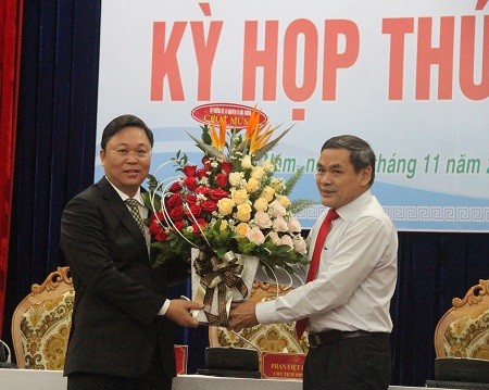 Ông Lê Trí Thanh (trái) được bầu giữ chức Chủ tịch UBND tỉnh Quảng Nam - Ảnh: VGP/Lưu Hương