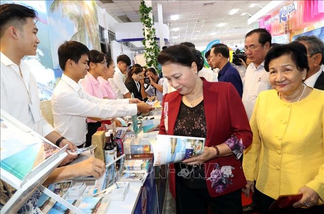 Chủ tịch Quốc hội Nguyễn Thị Kim Ngân thăm các gian hàng của Hội chợ. Ảnh: Trọng Đức/TTXVN