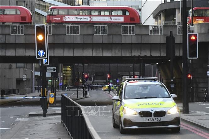 Cảnh sát Anh phong tỏa khu vực quanh cầu London ở thủ đô sau vụ tấn công bằng dao, ngày 29/11/2019. Ảnh: AFP/TTXVN