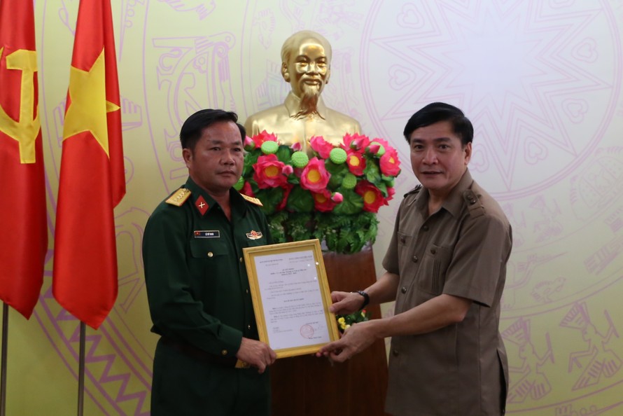 Bí thư Tỉnh ủy Đắk Lắk Bùi Văn Cường trao quyết định cho Đại tá Lê Mỹ Danh.