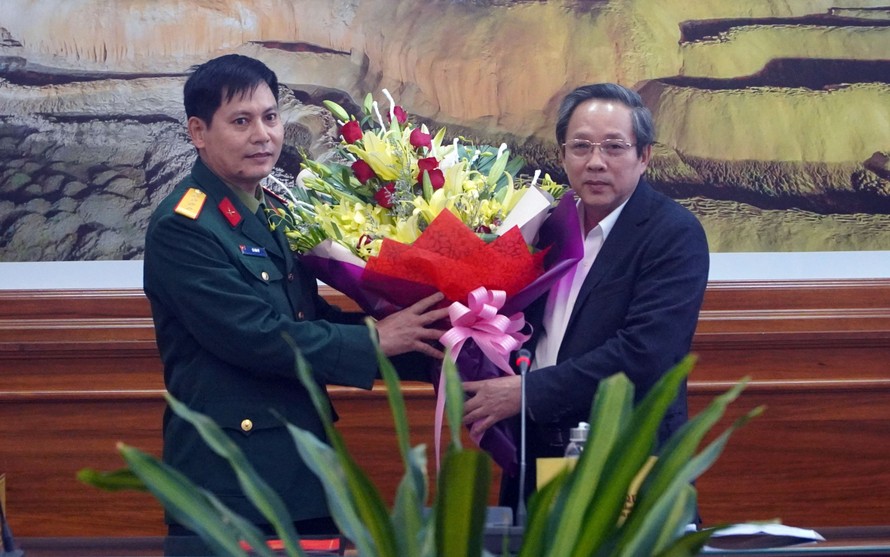 Bí thư Tỉnh ủy Quảng Bình Hoàng Đăng Quang trao quyết định và chúc mừng Đại tá Lê Văn Vỹ.