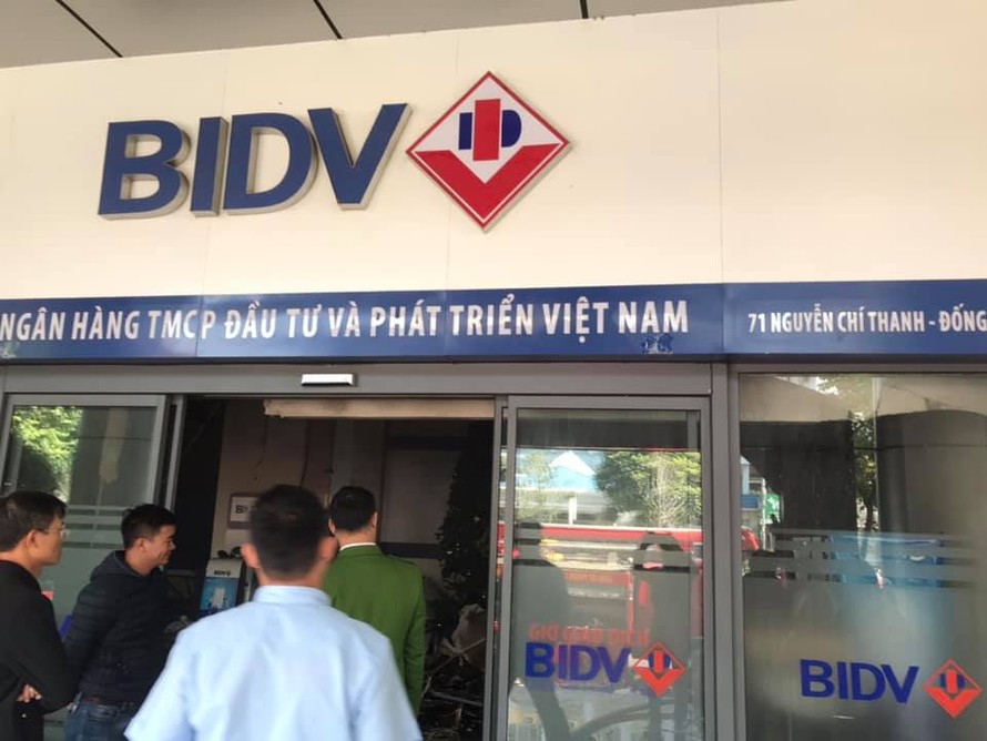 Đám cháy xuất phát từ ngân hàng BIDV Nguyễn Chí Thanh, Hà Nội. Ảnh Tuấn Linh