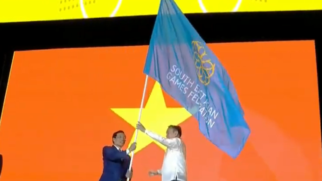 Nước chủ nhà Philippines trao lại lá cờ SEA Games cho Bộ trưởng Bộ Văn hóa, Thể thao và Du lịch Nguyễn Ngọc Thiện. Việt Nam sẽ là nước chủ nhà của SEA Games 31 sau đây 2 năm.