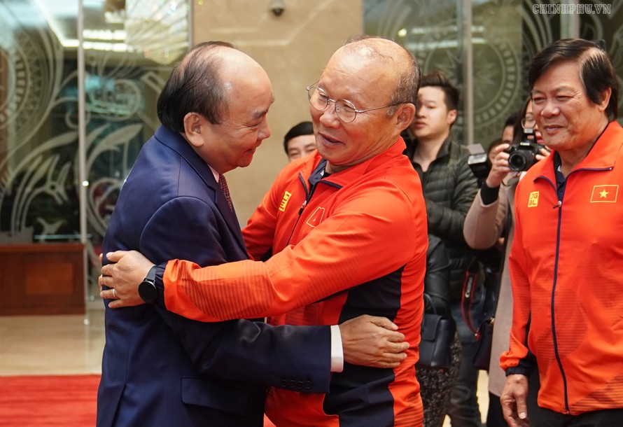 Thủ tướng Nguyễn Xuân Phúc đón Huấn luyện viên trưởng Đội tuyển bóng đá nam U22 Park Hang-seo. Ảnh: VGP/Quang Hiếu
