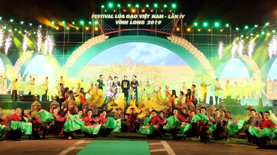 Tiết mục văn nghệ đặc sắc tại đêm khai mạc Festival lúa gạo Việt Nam lần thứ 4.