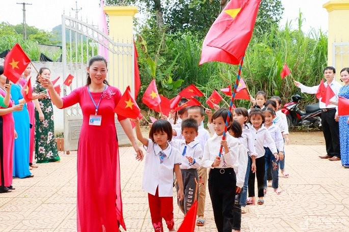 Giáo viên, học sinh Trường Tiểu học Thạch Ngàn 2, huyện Con Cuông luyện tập chuẩn bị cho lễ khai giảng năm học mới. (Ảnh: BNA)