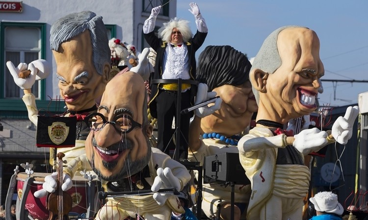 Xe diễu hành có hình Thủ tướng Bỉ Charles Michel và các chính trị gia khác tại lễ hội Aalast năm 2015. Ảnh: Reuters .