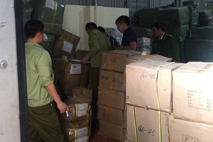 Lực lượng chức năng kiểm đếm hàng hóa tại kho hàng Công ty CP Thiết bị y tế Hải Nam