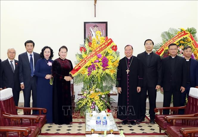 Chủ tịch Quốc hội Nguyễn Thị Kim Ngân tặng hoa chúc mừng Tòa Giám mục và Tổng Giám mục Tổng Giáo phận Hà Nội Giuse Vũ Văn Thiên. Ảnh: Trọng Đức/TTXVN