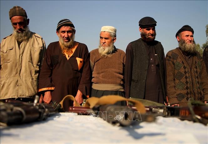 Các tay súng Taliban đầu hàng tại tỉnh Kunar, Afghanistan, ngày 4/9. (Ảnh: THX/TTXVN)