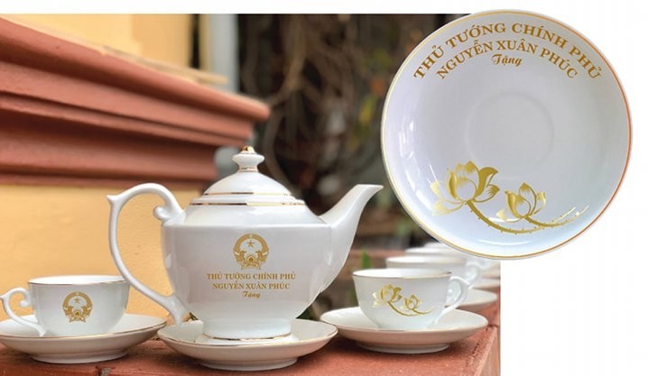 Bộ ấm chén uống trà trên nhãn ghi: Chủ tịch nước, Thủ tướng chính phủ tặng.