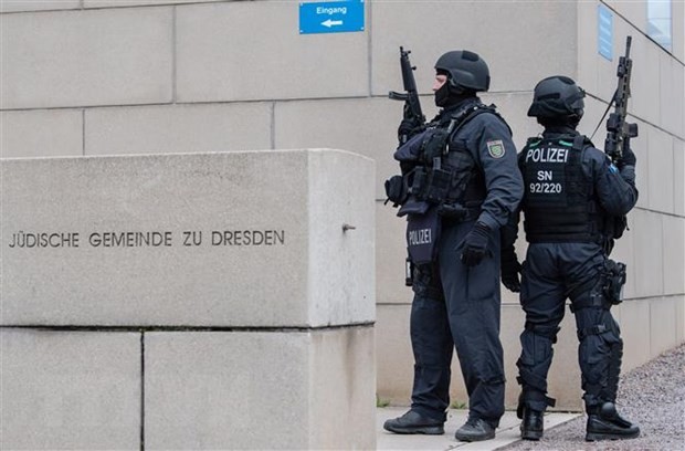 Cảnh sát gác tại khu vực Dresden, Đức. (Ảnh: AFP/TTXVN)