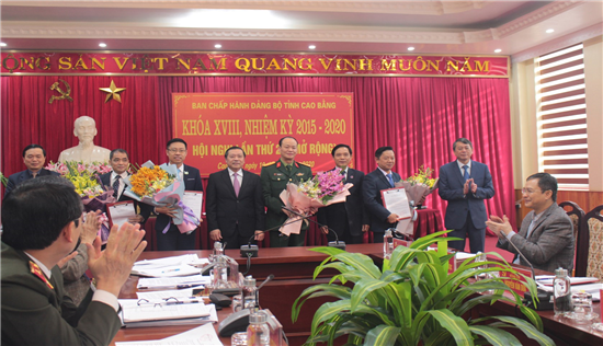 Bí thư Tỉnh ủy Điện Biên Trần Văn Sơn trao quyết định và chúc mừng các đồng chí được chỉ định chức vụ mới.