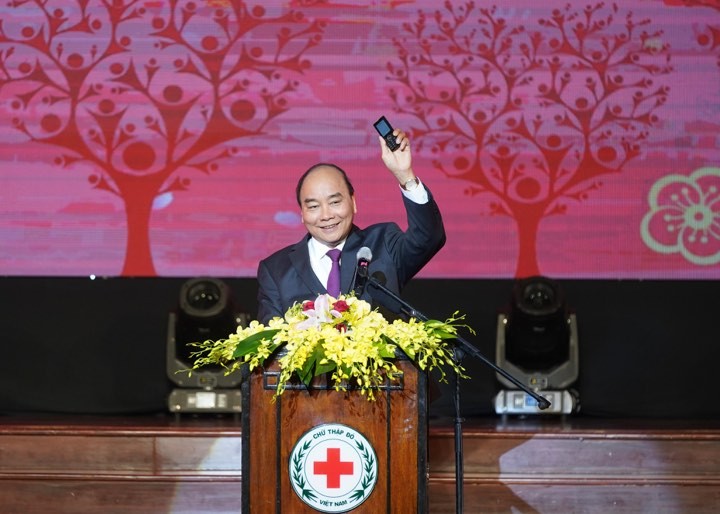 Thủ tướng Nguyễn Xuân Phúc nhắn tin ủng hộ người nghèo. Ảnh: VGP/Quang Hiếu