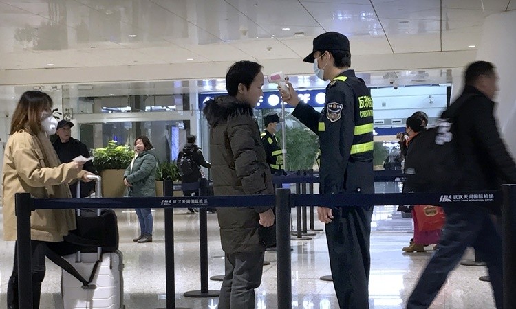 Kiểm tra thân nhiệt tại sân bay quốc tế Vũ Hán Vũ Hà. Ảnh: AP.