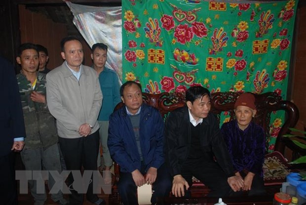 Bộ trưởng Nguyễn Xuân Cường tới thăm hỏi các gia đình bị thiệt hại do mưa đá tại xã Dương Quang, thành phố Bắc Kạn. (Ảnh: TTXVN phát)