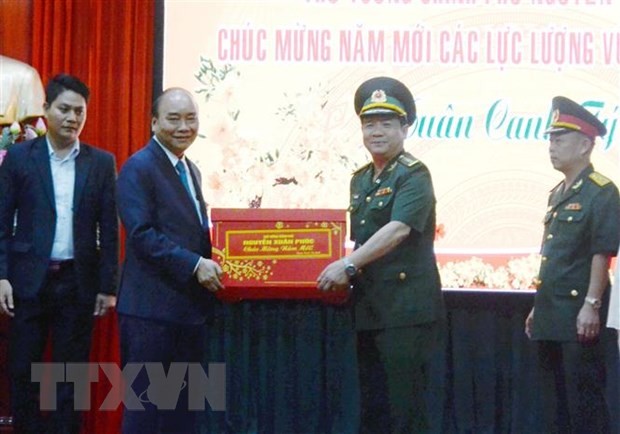Thủ tướng Nguyễn Xuân Phúc tặng quà Tết cho cán bộ, chiến sỹ Công an thành phố Đà Nẵng. (Ảnh: Quốc Dũng/TTXVN)